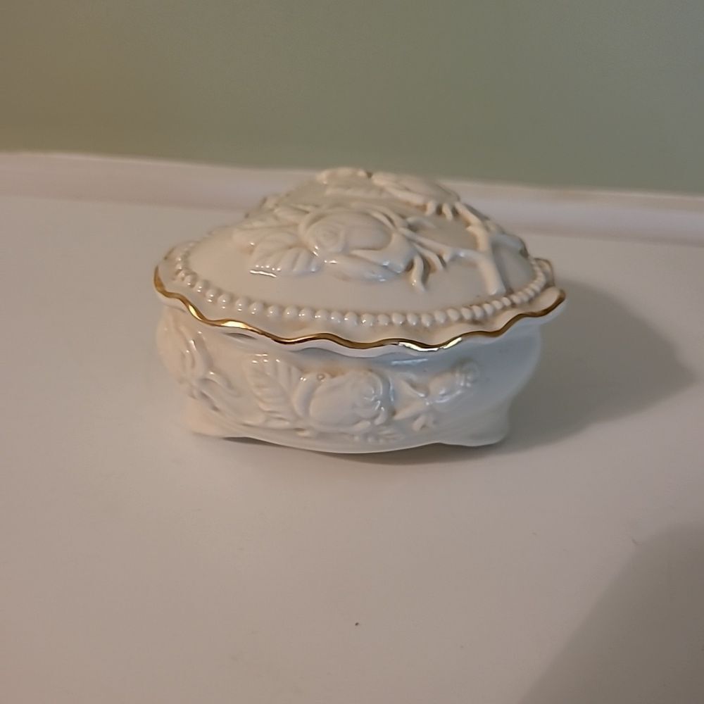 Porcelain Heart Box - Picture 4 of 8